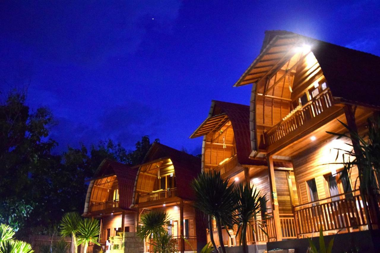 Adara Beach Huts Batununggul Exterior photo
